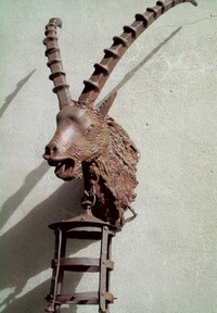 Illuminazione con testa di cervo in ferro - © FerroBattuto Bernabei